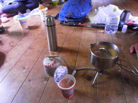 狼平小屋で飯。小屋にはほかのパーティーはいなかった