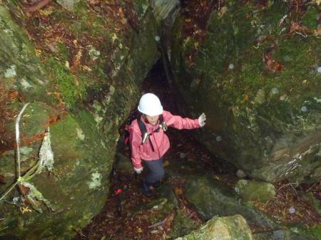 岩の間をくぐる