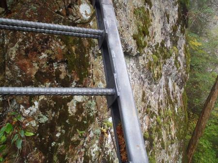 絶壁にかかる梯子