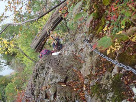 鎖にヌンチャク引っ掛けて登る