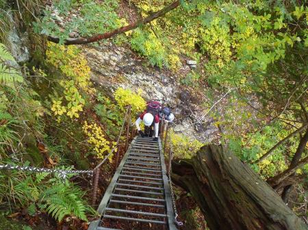慎重に登っていく