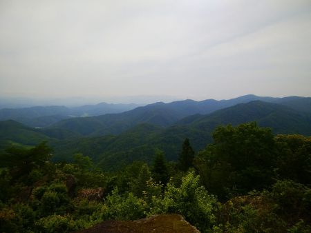 ちょっと南西寄りの展望だけど何の山が見えてるのかいまひとつわからなかった