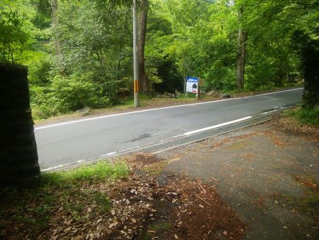 府道に出た。ここを右に行ってしばらく道路歩きになる