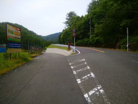 ここで左側の道へ行く。右の道路で戻っても良かったけど交通量が結構あるので渓流歩道を歩くことにした