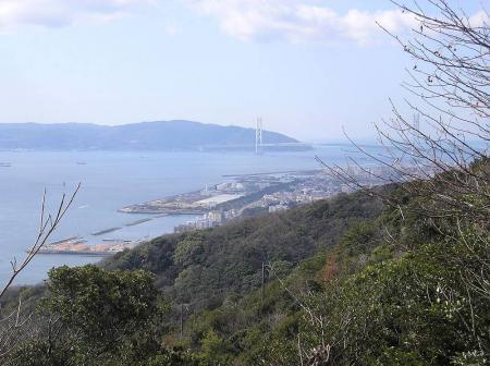 須磨浦公園駅から階段を登っていくと明石海峡大橋が見える