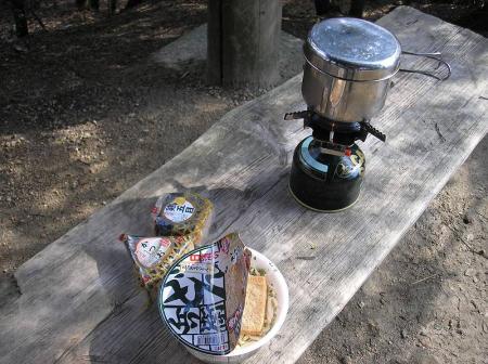 ここで昼食をとる。今日のメニューはこれ。どん兵衛が好きなんですよ