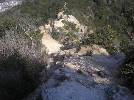 下った先の細くなっている場所が少し危ないかも。落ちたら大けがする