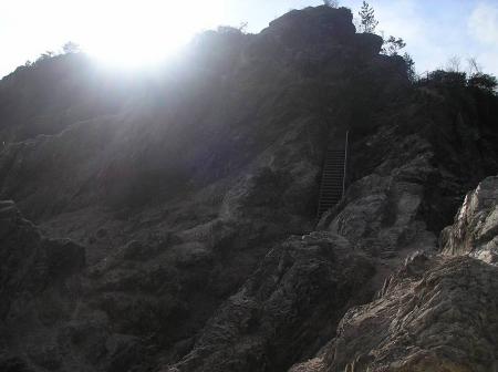 反対側から撮影。ハシゴがあったりする場所もあった