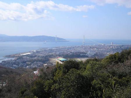 ここからの展望が良い。明石海峡大橋が良く見える