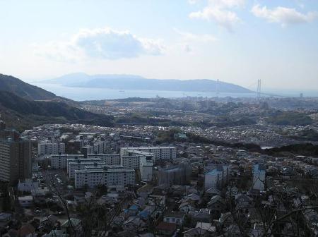 階段の途中からは住宅街と明石海峡大橋が良く見える