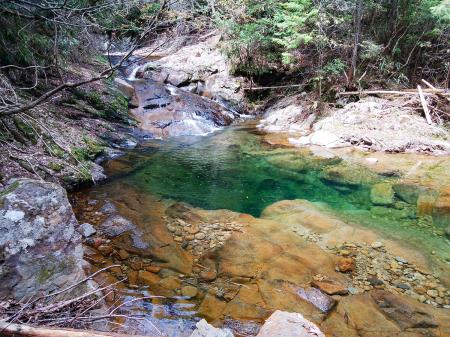 エメラルドグリーンの綺麗な沢
