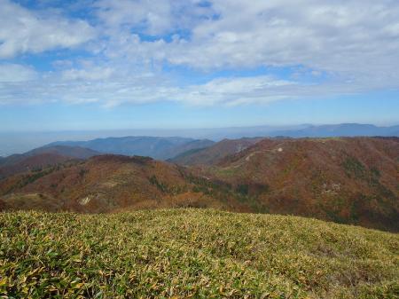 イブネ、クラシと向こう側には伊吹山