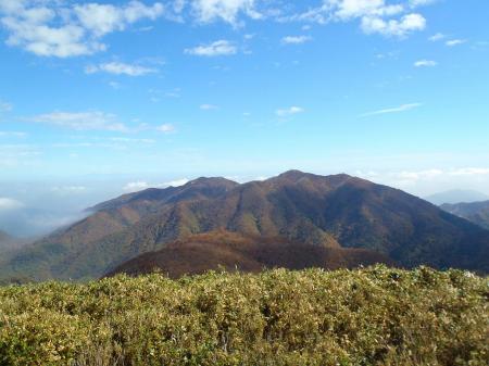 御在所岳方面、向こう側に雲ではない白い山が・・・