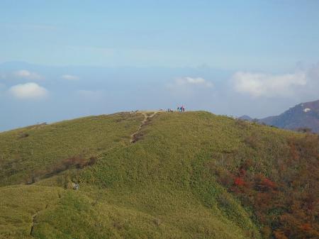 東雨乞岳を振り返る。展望が良いので昼食をとる人がたくさん