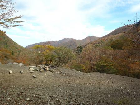 良いテント場スポットがあった。焚き火の跡もありましたが誰か使ったのか！？