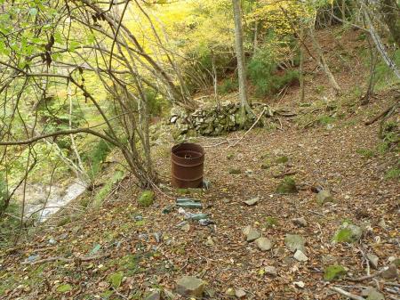 途中でドラム缶と瓶、また人工的な石垣がありました