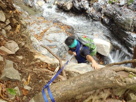 吊るしてあったスリングはあまり信用ならず、持参していたスリングを垂らして下りました