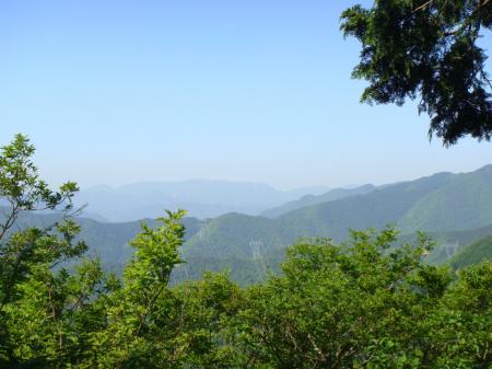 北側の展望。バックに御池岳