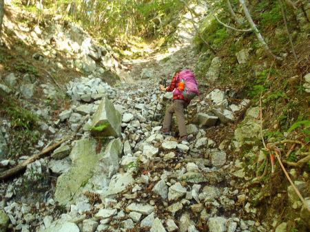 ガレ場を登っていく