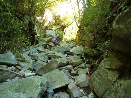 浮石などに注意しながらガレ場を登る。ロープあるけどちょっと信用できない感じだった