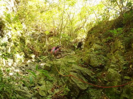 ガレ場からさらに岩場の急登