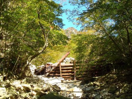 この堤防っぽいところまできたら沢筋をつめるのはあと少し