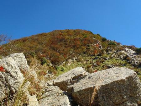 ちょっとした紅葉と岩と緑の草原地帯というのも絵になる