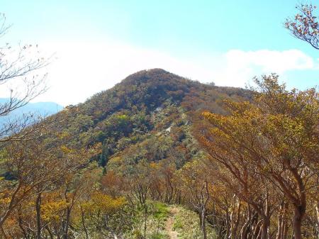 次のピークへ。高そうにみえるけどすぐ登れる。いい稜線歩きだ