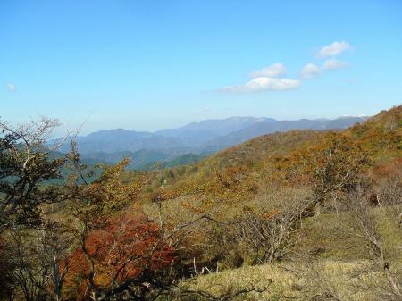 南側の山々だけど御在所岳ではなさそう。ちゃんと何の山が見えてるのか調べてもいいんだけどね