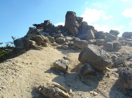 ピークへ登るが、上部は岩場になっている