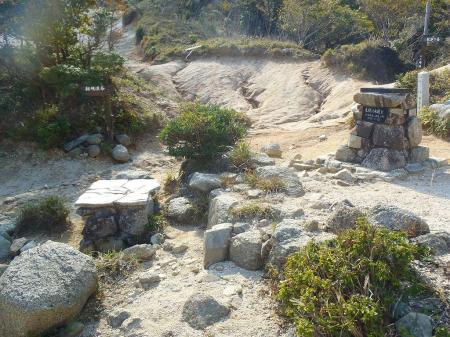 この付近がハト峰峠。ここから朝明渓谷へ沢筋を下っていく