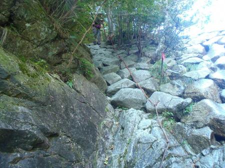 ここがちょっと下りで難所だったところ。距離は短いけどロープがあるけど滑り易く急斜面