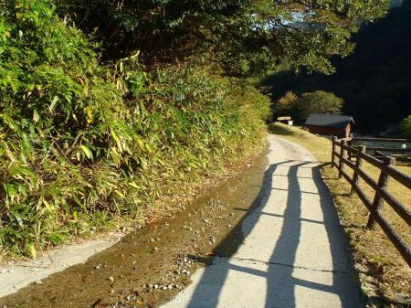 この付近に自転車でもデポしとくべきだったかなって思うぐらい長い道路歩き