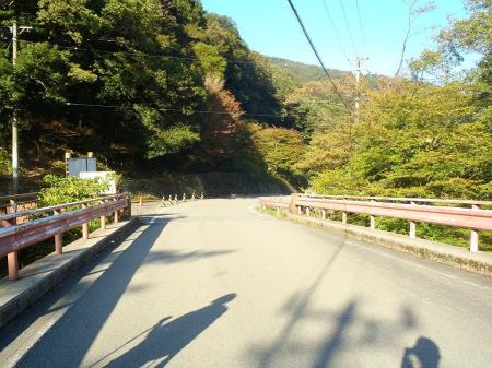 長い道路歩きが続き、やっと橋まできた。駐車場はすぐそこだ。お疲れ様でした