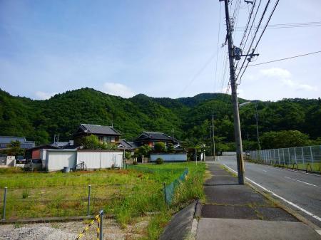 まずは道路を歩いて行って橋を渡る
