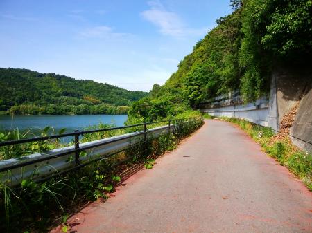 湖の横を歩いていく。右側のどこかが登山道の入り口