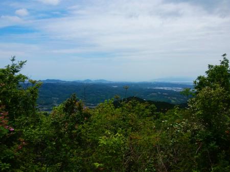 山頂からは展望があるが、さっきより霞んでいる。本来なら明石海峡大橋も見えるらしいけどね。海はかすかに見えた