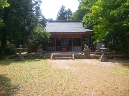神社はあるんだけど、丹生山という山頂看板は探してもどこにもなかった。これが山頂かな！？