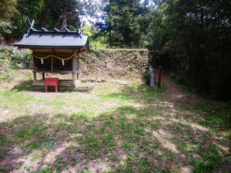 下山時はここの右側の道を進んで下りていく