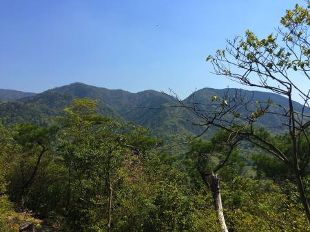 昨日いった湯漕谷山、高尾山、逢ヶ山が望めた