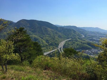 高丸山からの展望。この高速道路を上から眺めるのがいい感じ