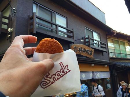 車に戻り風呂セットと財布をとって有馬温泉へ。このコロッケ旨そうだったの購入した。