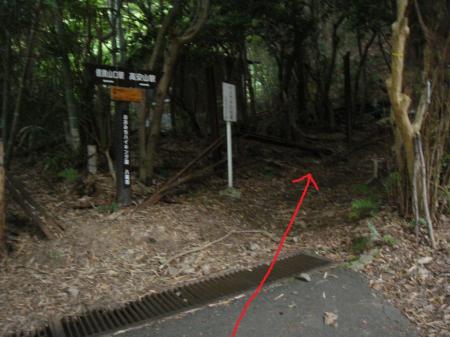ここで道路が終わり登山道になる
