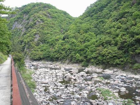 沢沿いの旧線路の道を歩いていく