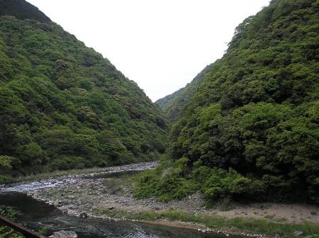 綺麗な谷間を電車が走っていたみたいだけど、なんで廃線にしたのかなっと思いながら歩く