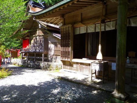 境内にはたくさんの人がいた。玉置神社はかなり有名なのかな！？