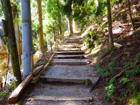 玉置神社から駐車場は少し登りになっている
