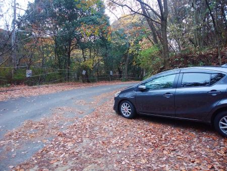 富川道登山口のすぐ手前あたりに駐車できる場所があった
