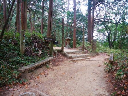 ここが太神山不動寺の入口かな！？左へ入って行く