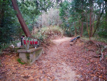 この地蔵の先で分岐だけど斜め右まっすぐ登っていく